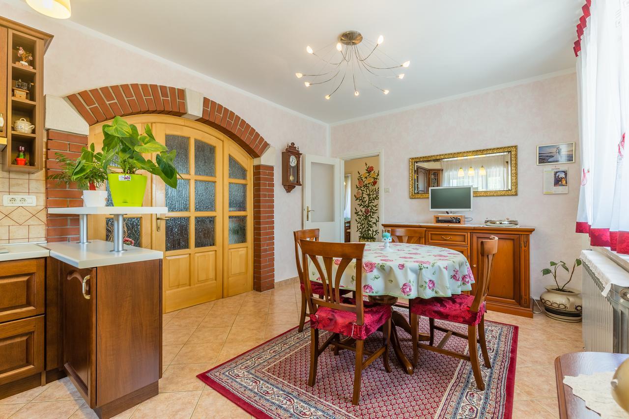 Apartments Janko ロヴィニ エクステリア 写真