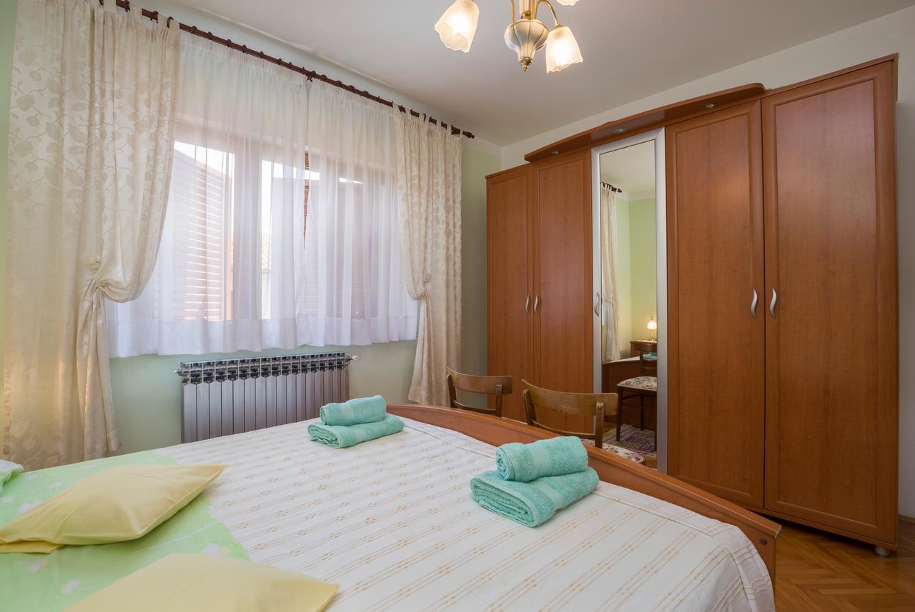 Apartments Janko ロヴィニ エクステリア 写真