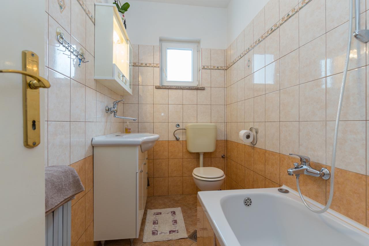 Apartments Janko ロヴィニ エクステリア 写真