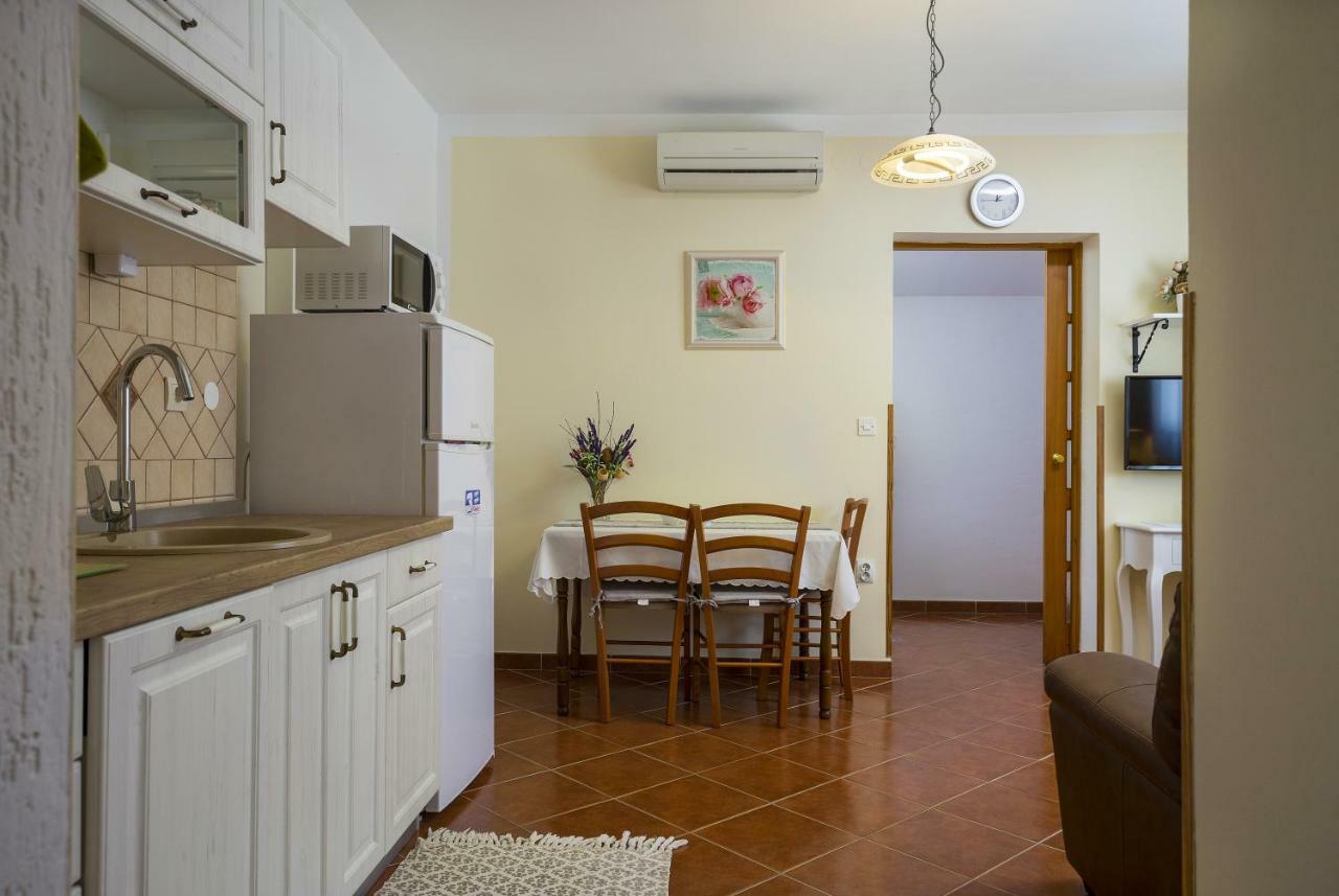 Apartments Janko ロヴィニ エクステリア 写真